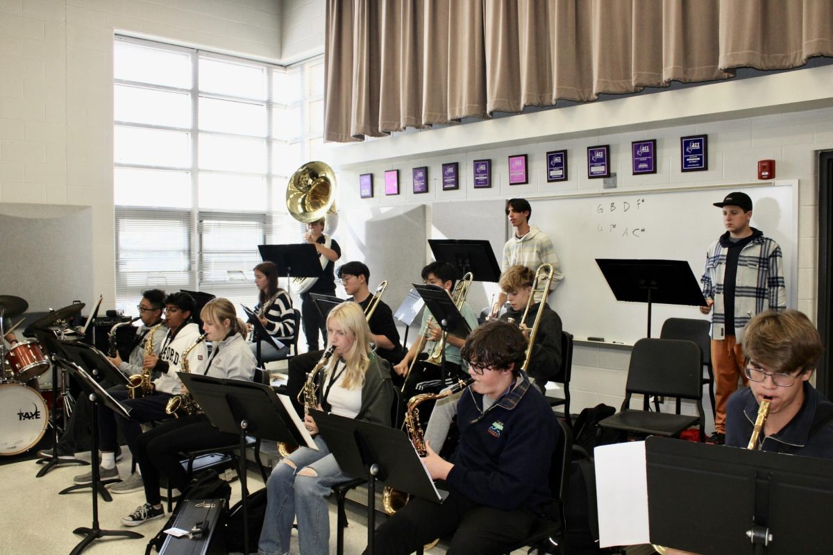 Band director Kevin Krivosik coaches students Nate Troxell, Abby Brudvik, Nathan Salvador, Sai Neelkantan and Lila Collette during 8th hour for their upcoming jazz band concert. Photo by Ava Lutsi, 26